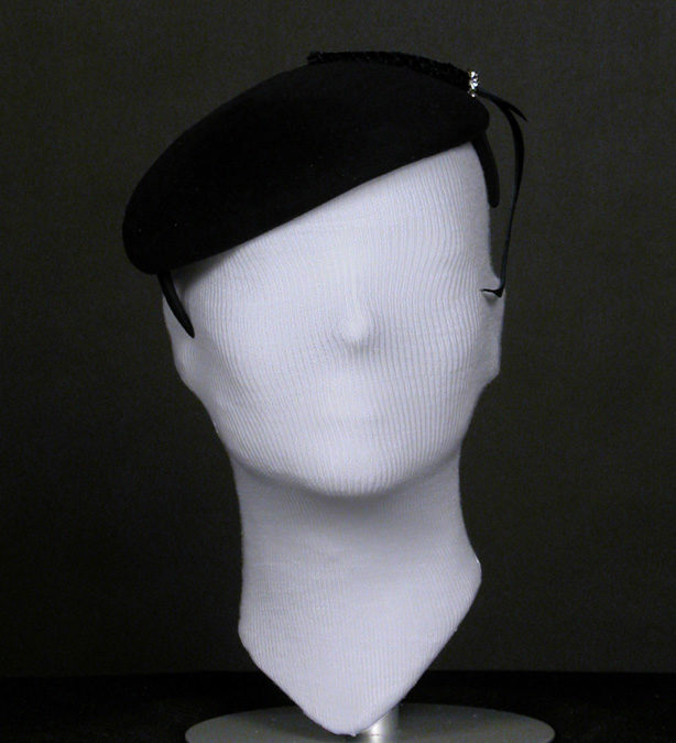 6020 Head Mount Female (white) with Hat